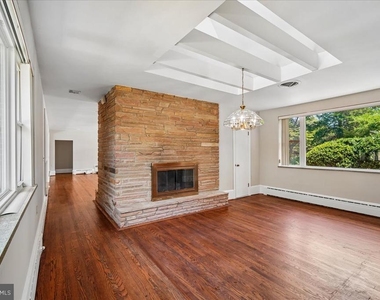 8106 W Boulevard Drive - Photo Thumbnail 12