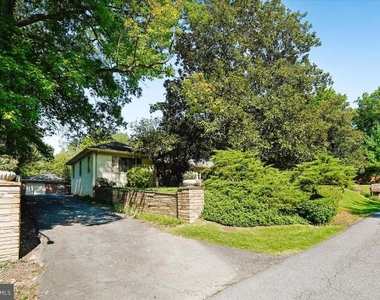 8106 W Boulevard Drive - Photo Thumbnail 3