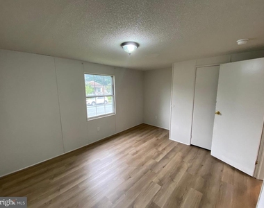 900 White Street - Photo Thumbnail 11