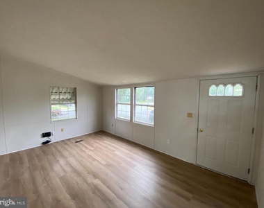 900 White Street - Photo Thumbnail 2