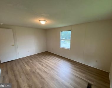 900 White Street - Photo Thumbnail 14