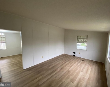 900 White Street - Photo Thumbnail 3