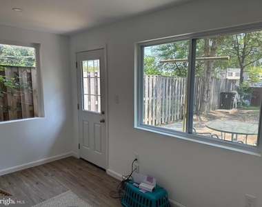 1049 N Monroe Street - Photo Thumbnail 7