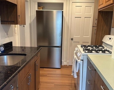 1049 N Monroe Street - Photo Thumbnail 5