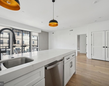 1232 N Front Street - Photo Thumbnail 6