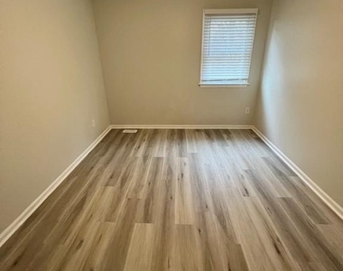 4233 Remo Crescent Road - Photo Thumbnail 15
