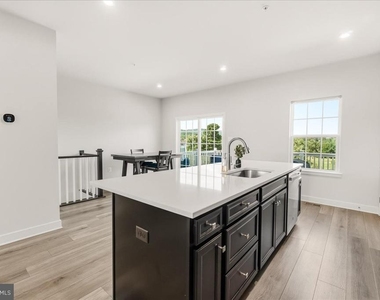 1403 Wilmer Park Lane - Photo Thumbnail 3