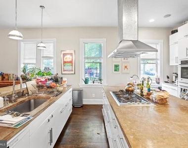 261 Robert Street - Photo Thumbnail 2