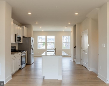 7410 Amega Way - Photo Thumbnail 8