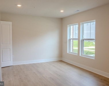 7410 Amega Way - Photo Thumbnail 3
