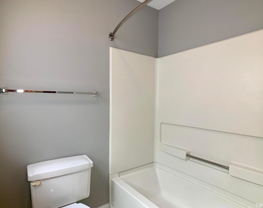 1073 Mills Street - Photo Thumbnail 10
