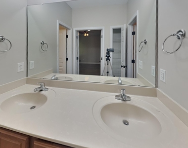 557 Mccarthy Drive - Photo Thumbnail 8