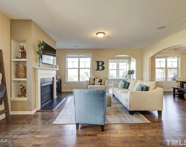 207 Maple Walk Street - Photo Thumbnail 3