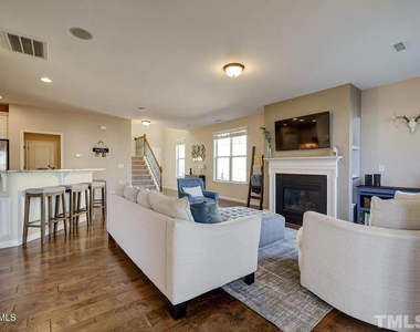 207 Maple Walk Street - Photo Thumbnail 7