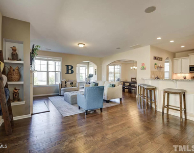 207 Maple Walk Street - Photo Thumbnail 2