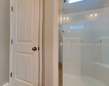 156 Lakemont Drive - Photo Thumbnail 7