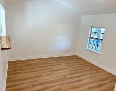 1123 Christie Dr - Photo Thumbnail 9