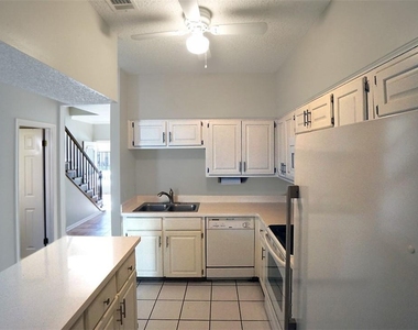 1307 Kinney Ave - Photo Thumbnail 5