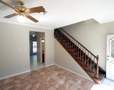 1307 Kinney Ave - Photo Thumbnail 2
