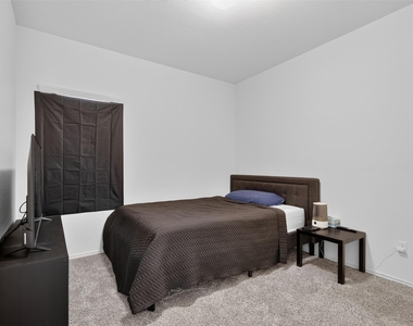 1301 Blackhaw Ln - Photo Thumbnail 7
