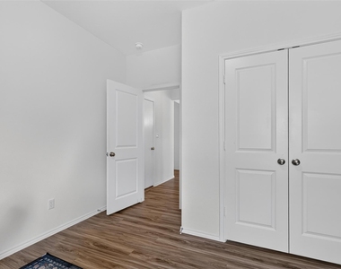 1301 Blackhaw Ln - Photo Thumbnail 18