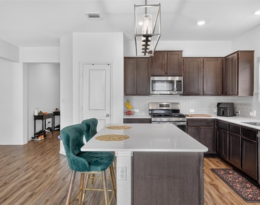 1301 Blackhaw Ln - Photo Thumbnail 11
