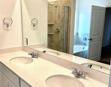 101 Blue Blaze Trl - Photo Thumbnail 6