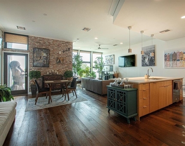 1322 E 12th St - Photo Thumbnail 3