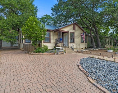 3206 Kerbey Ln - Photo Thumbnail 3