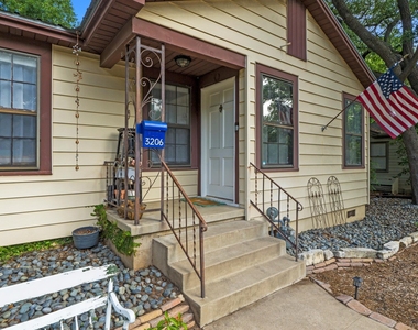 3206 Kerbey Ln - Photo Thumbnail 4