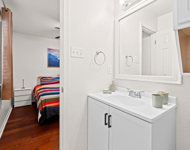 1110 W 22nd St - Photo Thumbnail 14