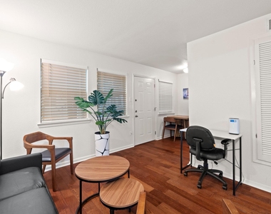 1110 W 22nd St - Photo Thumbnail 5