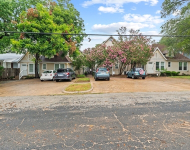 1110 W 22nd St - Photo Thumbnail 17