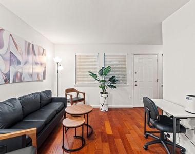 1110 W 22nd St - Photo Thumbnail 3