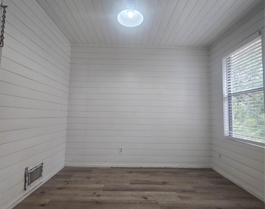 21401 Lindeman Ln - Photo Thumbnail 12