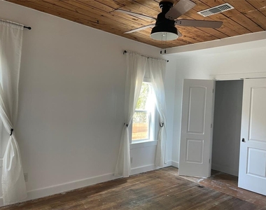 1233 Delano St - Photo Thumbnail 15