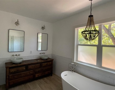 1233 Delano St - Photo Thumbnail 12