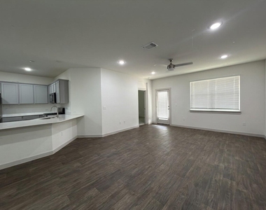 3001 Egan Dr - Photo Thumbnail 4