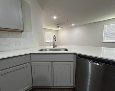 3001 Egan Dr - Photo Thumbnail 3