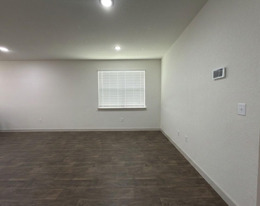 3001 Egan Dr - Photo Thumbnail 15