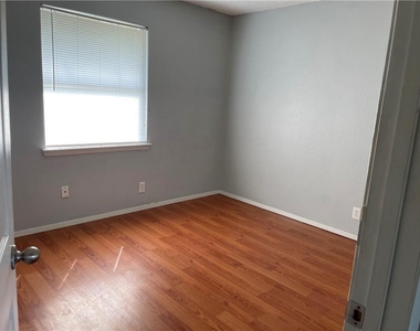 1601 Taylor Gaines St - Photo Thumbnail 6