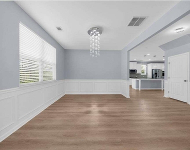 5435 Mirror Lake Drive - Photo Thumbnail 7