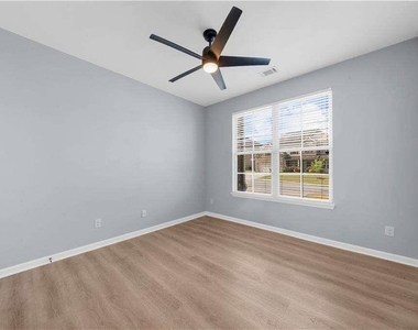 5435 Mirror Lake Drive - Photo Thumbnail 9