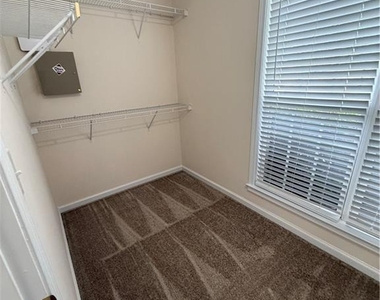 1244 Saxony Drive Se - Photo Thumbnail 2