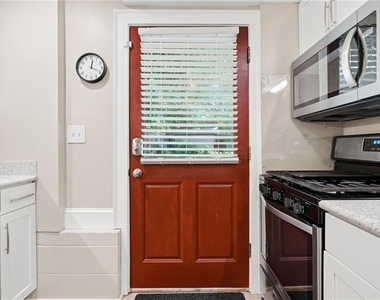 826 Mentelle Drive Ne - Photo Thumbnail 2