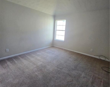 5636 One Lake Way - Photo Thumbnail 12