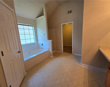 5636 One Lake Way - Photo Thumbnail 9