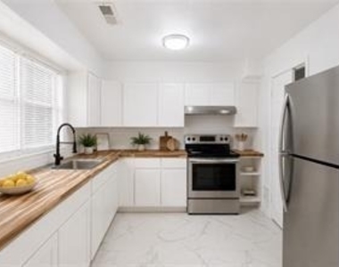 1010 Sexton Drive - Photo Thumbnail 7