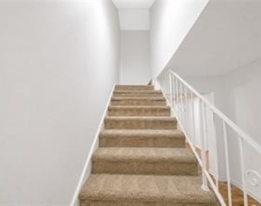 1010 Sexton Drive - Photo Thumbnail 9