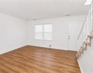 1010 Sexton Drive - Photo Thumbnail 4